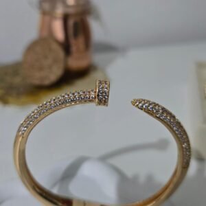 اسوارة مسمار مرصعة باحجار الزيركون